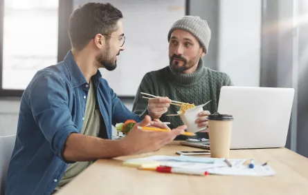 كيف تصبح طاولة الطعام مساحة للصدق والمصارحة بلا حدود في العمل؟