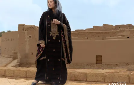 الأميرة نورة الفيصل بإطلالة من فنون التراث خلال جلسة تصوير خاصة بسيدتي