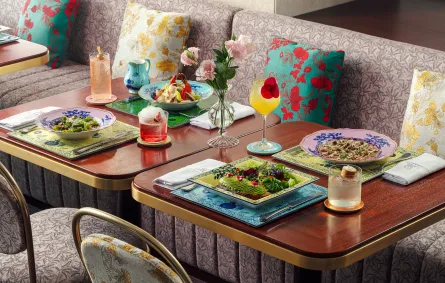 لقطة داخل كافيه جينوري في منتجع سانت ريجيس جزيرة السعديات بأبوظبي