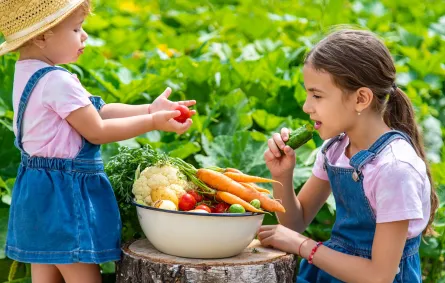 صورة أطفال يأكلون الخضراوات
