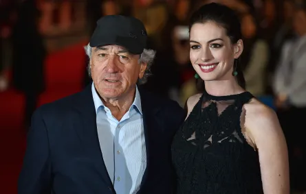 روبرت دي نيرو والممثلة الأمريكية آن هاثاواي في العرض الأول لفيلم The Intern في لندن.( Robert De Niro and American actress Anne Hathaway at the premiere of The Intern in London ). مصدر الصورة: BEN STANSALL / AFP