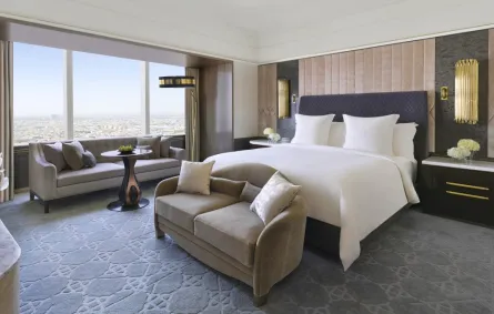 لقطة لإحدى الغرف العصرية في فندق فورسيزونز الرياض  