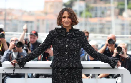 هالي بيري في الدورة 78 من مهرجان كان السينمائي في كان، جنوب فرنسا (Halle Berry at the 78th edition of the Cannes Film Festival in Cannes, southern France). مصدر الصورة: Sameer AL-DOUMY / AFP