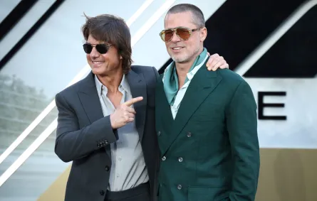 براد بيت مع توم كروز في سينوورلد ليستر سكوير، وسط لندن (Brad Pitt with Tom Cruise at Cineworld Leicester Square, central London). مصدر الصورة: HENRY NICHOLLS / AFP