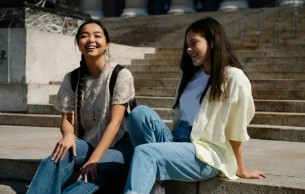 صديقتان تمرحان وتقضيان وقتاً ممتعاً معاً وتبتسمان بسعادة 