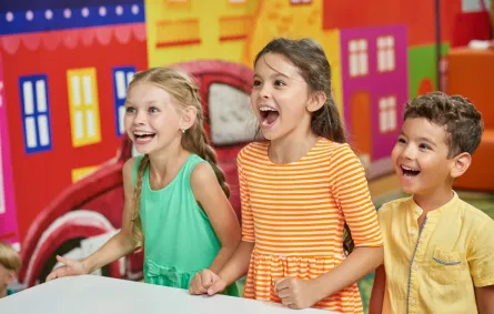 صورة أطفال يضحكون