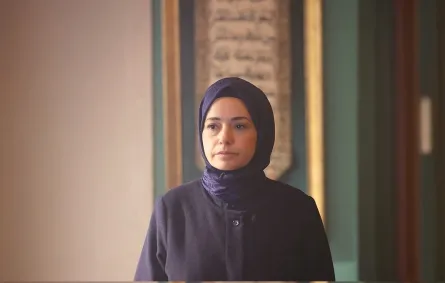 أوزغو نامال- الصورة من الحساب الرسمي لمسلسلها الأخير "البراعم الحمراء" بإنستغرام