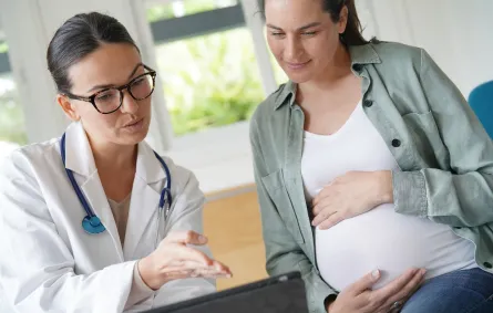 صورة لامرأة حامل مع الطبيبة