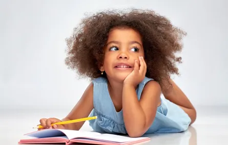 صورة لطفلة تكتب