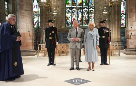 الملك تشارلز والملكة كاميلا في كاتدرائية سانت جيلز بإدنبرة، إسكتلندا (  Queen Camilla and King Charles at St Giles' Cathedral in Edinburgh, Scotland). مصدر الصورة: Aaron Chown / POOL / AFP