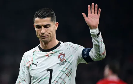 كريستيانو رونالدو في ملعب باركن في كوبنهاغن، الدنمارك (Cristiano Ronaldo at the Parken Stadium in Copenhagen, Denmark). مصدر الصورة: Jonathan NACKSTRAND / AFP