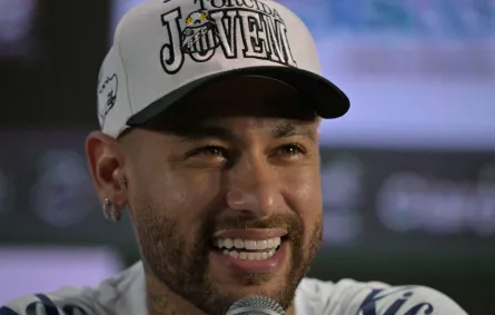 نيمار في ملعب أوربانو كالديرا في سانتوس، ولاية ساو باولو، البرازيل (Neymar at the Urbano Caldeira Stadium in Santos, Sao Paulo state, Brazil). مصدر الصورة: NELSON ALMEIDA / AFP