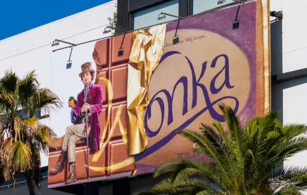 ناطحة سحاب "وونكا" في هوليوود وهايلاند كاليفورنيا (Wonka' skyscraper at Hollywood & Highland in Hollywood, California). مصدر الصورة: AaronP/Bauer-Griffin/GC Images