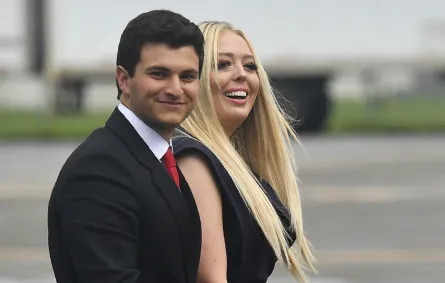 تيفاني ترامب وزوجها مايكل بولس في مطار أورلاندو الدولي، فلوريدا Photo by MANDEL NGAN / AFP -Michael Boulos and Tiffany Trump