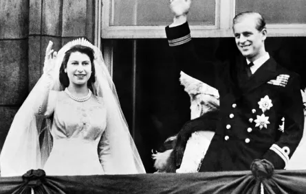 الملكة إليزابيث الثانية والأمير فيليب في حفل زفافهما في لندن (Queen Elizabeth II and Prince Philip at their wedding in London). مصدر الصورة: AFP