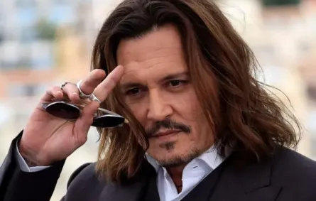 جوني ديب خلال الدورة الـ76 لمهرجان كان السينمائي في مدينة كان جنوب فرنسا (Johnny Depp during the 76th edition of the Cannes Film Festival in Cannes, southern France). مصدر الصورة: Valery HACHE / AFP
