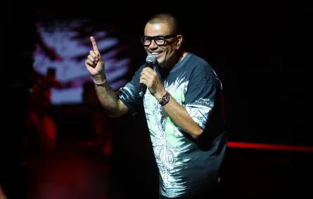 عمرو دياب من مسرح عبادي الجوهر أرينا في جدة- الصورة من المركز الصحفي للشركة المنظمة للحفل