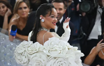 ريهانا Rihanna في حفل ميت غالا 2023 (مصدر الصورة: ANGELA WEISS / AFP)