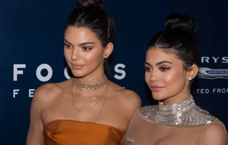 كيندال وكايلي جينر في حفل غولدن غلوب - كاليفورنيا (Kendall and Kylie Jenner in NBCUniversal's Golden Globes -California) مصدر الصورة: John Fredricks / AFP
