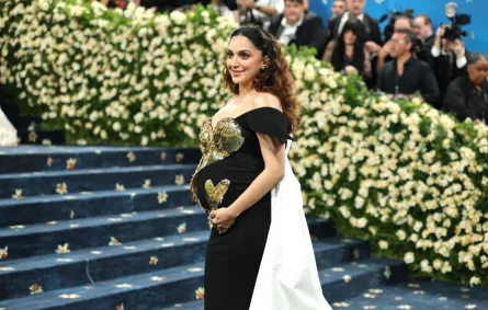 كيارا أدفاني في حفل ميت غالا لعام 2025 في متحف متروبوليتان للفنون في مدينة نيويورك (Kiara Advani at the 2025 Met Gala at Metropolitan Museum of Art in New York City). مصدر الصورة: Dia Dipasupil / GETTY IMAGES NORTH AMERICA / Getty Images via AFP