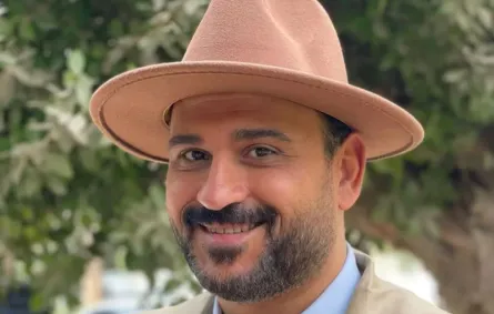 أكرم حسني- الصورة من صفحته الرسمية على إنستغرام