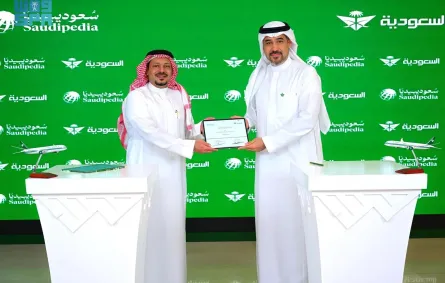  الرئيس التنفيذي لمبادرة "سعوديبيديا" خالد عبدالله قطان ونائب الرئيس للتسويق في "الخطوط السعودية" عصام أخونباي. الصورة من واس