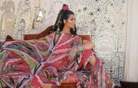 العارضة سيمون دايانكورت Simone d’Aillencourt في جلسة تصوير لعلامة إميليو بوتشي Emilio Pucci، صوّرت في قصر Jag Nivas، في راجستان، الهند، عام 1967 (مصدر الصورة: Henry Clarke/Condé Nast via Getty Images)