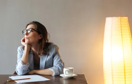 امرأة تفكّر وتدوّن الملاحظات