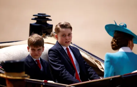 الأمير لويس والأمير جورج وكاثرين أميرة ويلز في لندن (Prince Louis, Prince George and Catherine, Princess of Wales in London). مصدر الصورة: BENJAMIN CREMEL / AFP