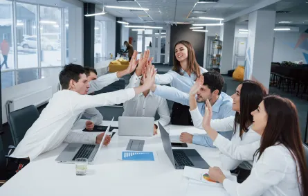 كيف تبرز حضورك الاجتماعي في مناسبات العمل وتترك انطباعاً لا يُنسى؟