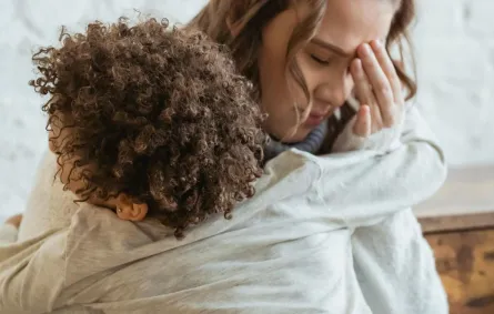 صورة أم تشعر بالإحراج