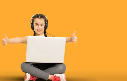 صورة لطفلة تستمتع من خلال التعلُّم الرقمي