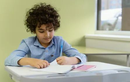 صورة لطفل يكتب بيده اليسرى