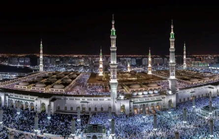 المسجد النبوي من الخارج ممتلئًا بالمصلين