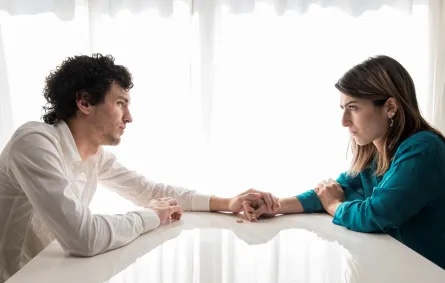 زوجة تحاول أن تدعم زوجها وتشد من أزره فتمسك بيده لتقوي من عزيمته