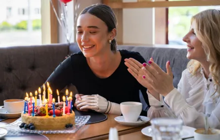 صديقة تحتفل بيوم ميلاد صديقتها