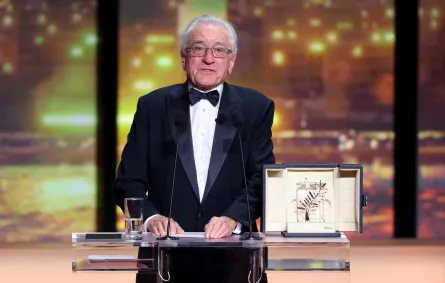 روبرت دي نيرو في مهرجان كان السينمائي السنوي الثامن والسبعين في قصر المهرجانات في كان- فرنسا (Robert De Niro at the 78th annual Cannes Film Festival at the Palais de Festival in Cannes, France). مصدر الصورة: Sameer AL-DOUMY / AFP