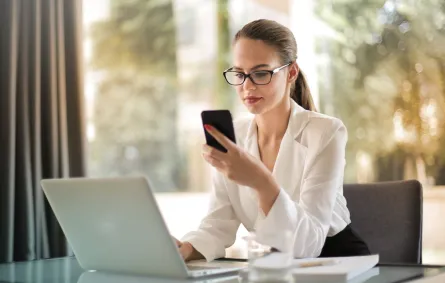 امرأة تنظر إلى شاشة الهاتف -المصدر: pexels-olly