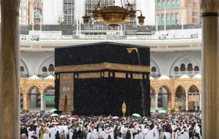 الكعبة المشرفة لحظة هطول الأمطار