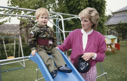 الأمير هاري في حديقة منزل هايجروف في غلوسترشاير، برفقة والدته، الأميرة ديانا (Prince Harry in the garden of Highgrove House in Gloucestershire, accompanied by his mother, Diana). مصدر الصورة: Tim Graham Photo Library via Getty Images