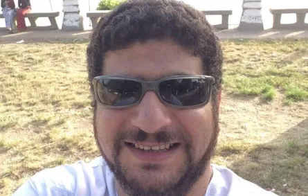 المخرج المسرحي عمرو سامي- الصورة من حساب الفنان شريف إدريس على فيسبوك