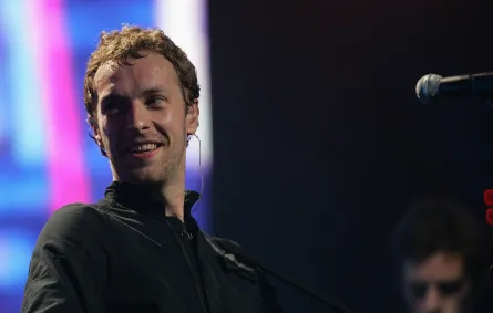 كريس مارتن مغني فرقة كولدبلاي في مسرح بيكون في مدينة نيويورك ( Chris Martin, singer of Coldplay, at the Beacon Theatre in New York City ). مصدر الصورة: Scott Gries / Getty Images North America / Getty Images via AFP