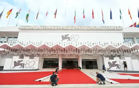 التحضيرات الأخيرة قبل بدء حفل افتتاح مهرجان فينيسيا – مصدر الصورة Photo by STEFANO RELLANDINI / AFP