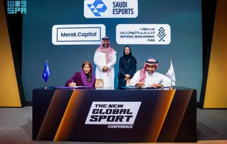  الاتحاد السعودي للرياضات الإلكترونية وميراك كابيتال خلال توقيع الاتفاقية. الصورة من وكالة الأنباء السعودية "واس"