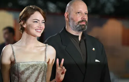 إيما ستون ويورجوس لانثيموس في البندقية ليدو (Emma Stone and Yorgos Lanthimos at Venice Lido). مصدر الصورة: Stefano RELLANDINI / AFP