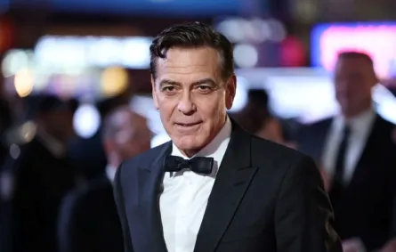 جورج كلوني في مسرح وينتر جاردن بمدينة نيويورك (George Clooney at Winter Garden Theatre in New York City). مصدر الصورة: Jamie McCarthy/Getty Images/AFP
