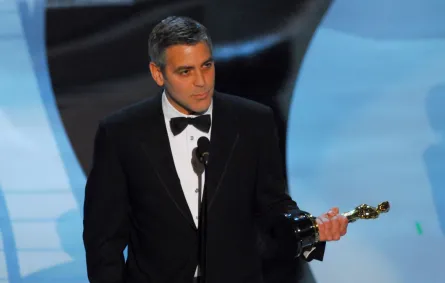 جورج كلوني في مسرح كوداك في هوليوود، كاليفورنيا (George Clooney at the Kodak Theatre in Hollywood, California). مصدر الصورة: Michael Caulfield/WireImage