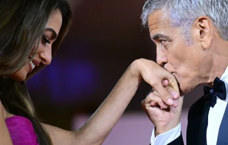 جورج كلوني وزوجته أمل كلوني في فينيسيا ليدو (George Clooney and his wife Amal Clooney at Venice Lido). مصدر الصورة: Tiziana FABI / AFP