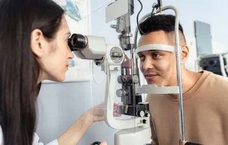 إجراء كشف نظر من داخل إحدى العيادات - الصورة من pexels by shkrabaanthony