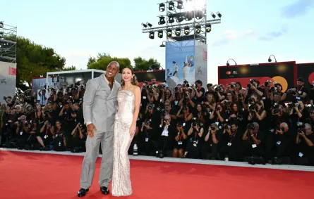 دواين جونسنون وإيميلي بلانت Dwayne Johnson and Emily Blunt، من مهرجان فينيسيا 2025. مصدر الصورة: Stefano RELLANDINI / AFP